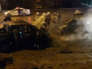 Один человек погиб, два автомобиля сгорели в ДТП под Саратовом
