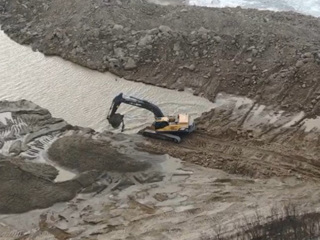 Незаконную добычу песка в Благовещенске пресекли после видео в соцсетях