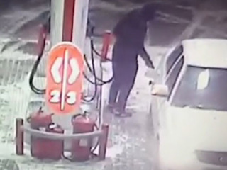 Двое волгоградцев похитили свыше 200 литров бензина с АЗС