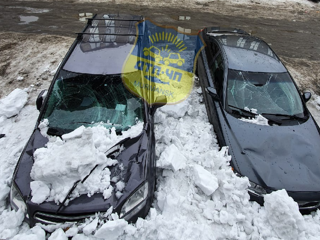 На припаркованные автомобили сошел снег в Мурманске