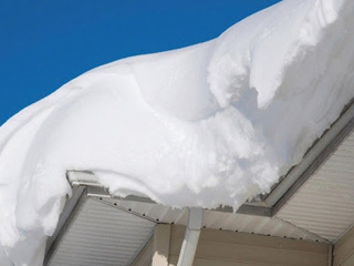 В Салехарде снежная лавина с крыши угробила стоящую во дворе иномарку