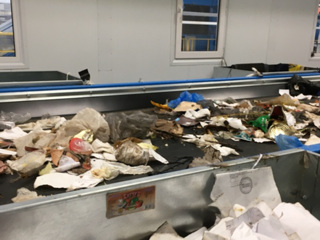 Тело новорожденного нашли при сортировке мусора в Подмосковье