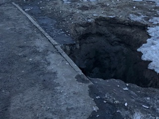 В Ярославле у автовокзала образовалась огромная яма
