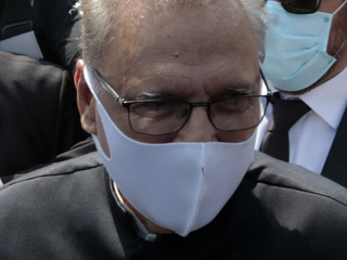 Президент Пакистана заразился ковидом после первой прививки