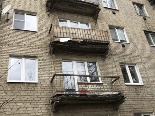 Обрушившийся с сокольской пятиэтажки балкон едва не упал на людей