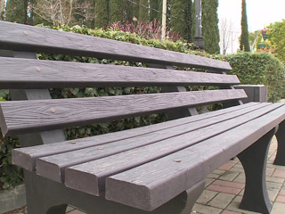 В Сочи установили новые уличные скамейки из экопластика