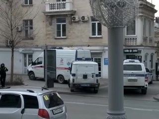 Сигнал о бомбе. Силовики оцепили офис "Единой России" в Севастополе
