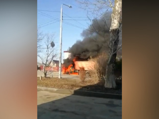 В Южно-Сахалинске средь бела дня сгорел самосвал. Видео
