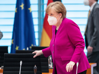 Меркель поддержала теряющего рейтинг Лашета