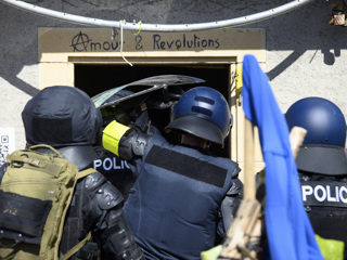 Швейцарские полицейские обстреляли протестующих и применили газ