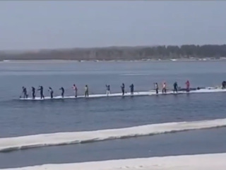 На белом корабле: самарцы плавают на льдине по Волге