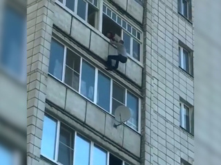 Костромской человек-паук: мужчина пролез два этажа по отвесной стене