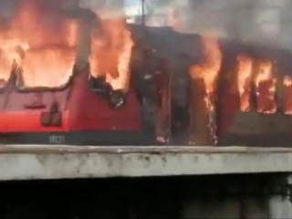 Электричка сгорела в Калужской области, пассажиры спаслись. Видео
