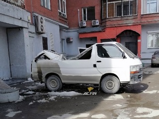 Не место для парковки: в Новосибирске снег снес крышу автомобилю