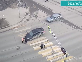 Резко выехал: в центре Вологды автомобиль едва не сбил мужчину с ребенком