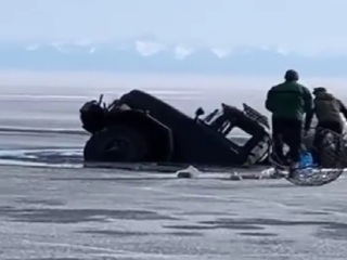 Грузовик, мчавшийся по льду Байкала, провалился в воду. Видео