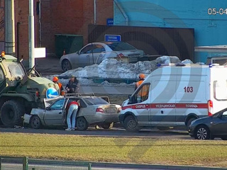 Легковушка врезалась в остановку на юге Москвы