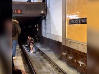 Видео из Сети. В столичном метро на рельсы упала девушка, но ей повезло