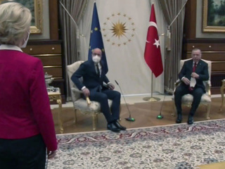Главе Еврокомиссии не хватило стула, администрация Эрдогана оправдывается