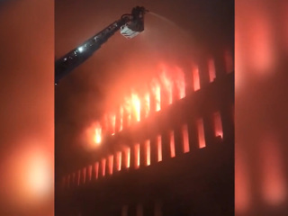 Пожар в Люберцах локализован, но угроза обрушения здания пока остается