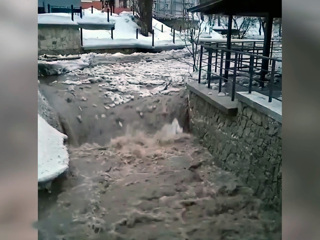 Сход потока воды и снега с гор в реку Белокуриху попал на видео
