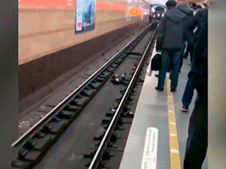 Петербуржец упал на пути на станции метро 