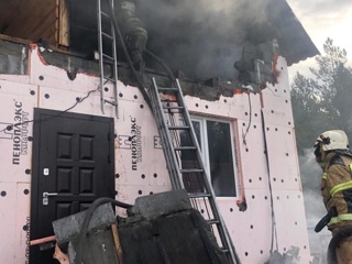 Сотрудника МЧС убило упавшей стеной во время тушения пожара