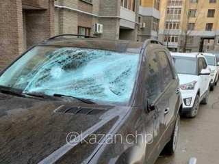 Оконная рама рухнула на автомобиль в Казани