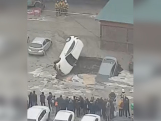 Три машины провалились под землю в Петербурге. Видео