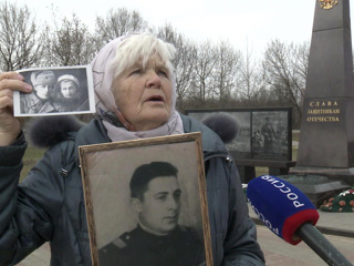 В память об отце: москвичке провели персональную церемонию возле Вечного огня