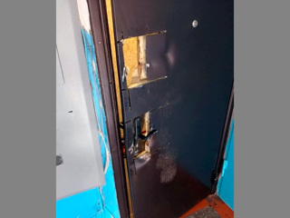 На Алтае силовики ошиблись квартирой и вырезали дверь болгаркой