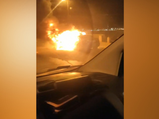 В центре Питера ночью на глазах водителей сгорела иномарка
