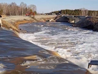 В Кузбассе на трассе Томск – Юрга смыло мост