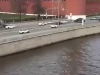 В центре Москвы девушка упала в реку, пытаясь сделать эффектное фото