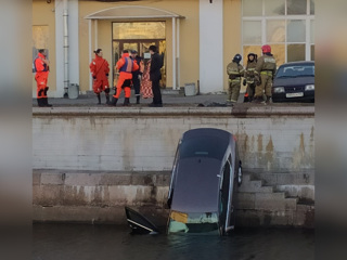 В Санкт-Петербурге автомобиль съехал с парковки в реку