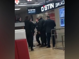 Охранник выбил зубы нерасторопному посетителю московского ТЦ