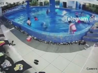 Момент гибели школьницы в аквацентре попал на видео