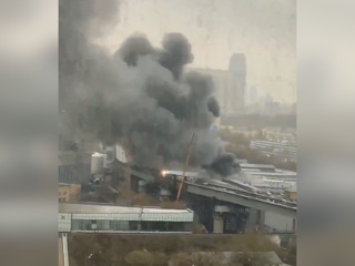 На западе Москвы полыхает здание автосервиса, слышны взрывы