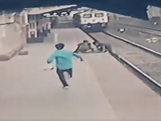 Стрелочник спас мальчика, едва не угодив под поезд. Видео
