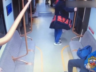 Момент кражи рюкзака с миллионом рублей в московском метро попал на видео