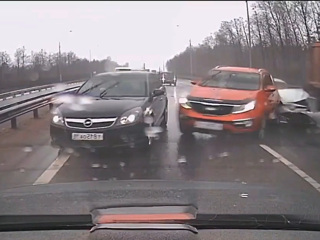 Момент массового ДТП со взбесившимся самосвалом под Петербургом попал на видео