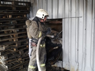 Серьезный пожар на складе в Екатеринбурге потушен