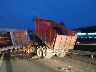 Возобновлено движение на дороге в Екатеринбурге, где рухнул мост