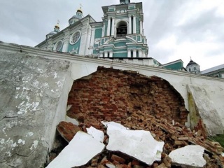 Смоленская епархия прокомментировала обрушение стены возле Успенского собора