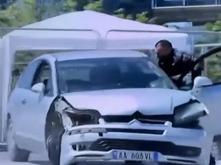 Албанский водитель устроил погром на главной площади Тираны. Видео