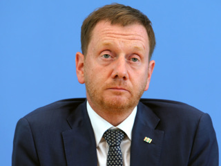 Премьер Саксонии призвал признать вакцинацию Спутником V