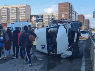 Маршрутка с пассажирами завалилась на бок после ДТП в Ульяновске