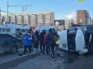 Авария с опрокинувшейся маршруткой в Ульяновске попала на видео