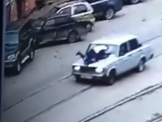 Подросток без прав прокатил инспектора на капоте "Жигулей"