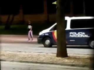 Мужчина с топором набросился на полицейских в Испании